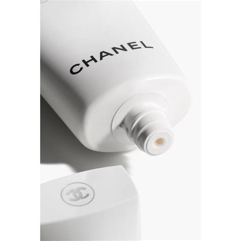 chanel le blanc brightening makeup remover|Chanel le blanc pearl.